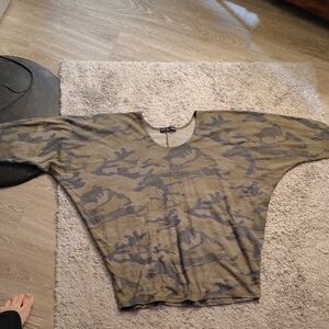 Kim & Cami Gray Patterned Top